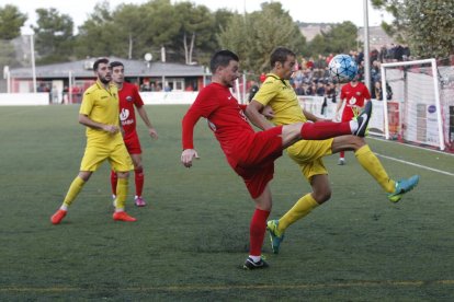 Vendrell, autor del tanto, celebra junto a sus compañeros el que sería el gol de la victoria.