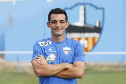 Casares, autor del gol del Lleida, pugna con dos jugadores del Gavà durante el partido de ayer.