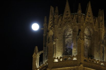 Imatge en la qual s’apreciava ahir el fenomen de la superlluna des d’Ivars d’Urgell.