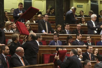 Pastor, Rajoy, Elionor, Felip VI, Letícia i Sofia davant del Parlament.