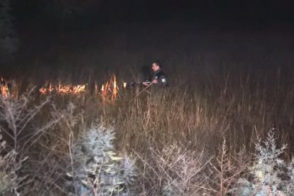 Un urbà i un rural mirant al solar on van ser albirats.