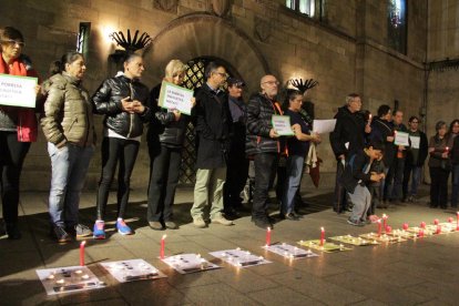 La familia de Balaguer tras conseguir que se les instalaran los contadores de la luz y el gas.