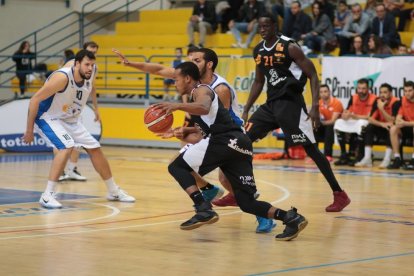 Alfons Alzamora, en acción con la pelota ante Van Wijk.