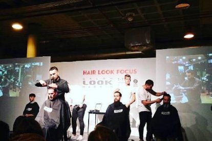 Gerard Arañó, a l’esquerra, durant la demostració al Salón Look Madrid.