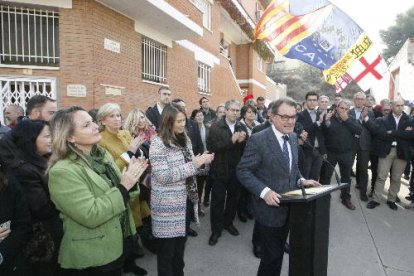 L’expresident, amb la resta d’autoritats, provant l’oli verd de Maials ahir a la fira.