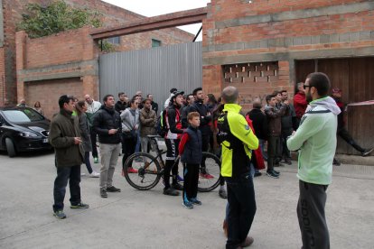 Los Mossos accedieron con el camión escalera de los Bomberos al piso de Duaigües (arriba a la derecha) y retiraron el carro que colocó.