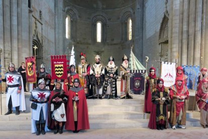 El Turó de la Seu Vella fue el escenario para el relevo de las capitanías, que posan en la foto de la izquierda.