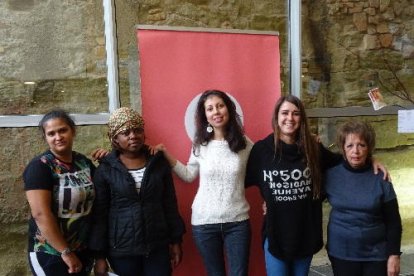 Una vintena d’alumnes del col·legi Cervantes participen en un taller de cant coral.