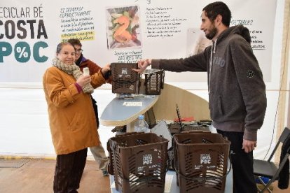 La Mancomunitat regala bosses a la plaça de les Monges.