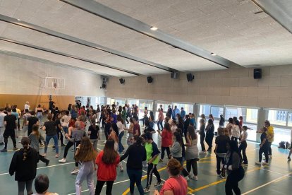 Classe de zumba ahir a l’IES Ronda, en una de les activitats organitzades a Lleida. A la dreta, paraules sobre l’estat emocional a Tàrrega.