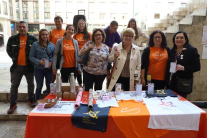 Classe de zumba ahir a l’IES Ronda, en una de les activitats organitzades a Lleida. A la dreta, paraules sobre l’estat emocional a Tàrrega.