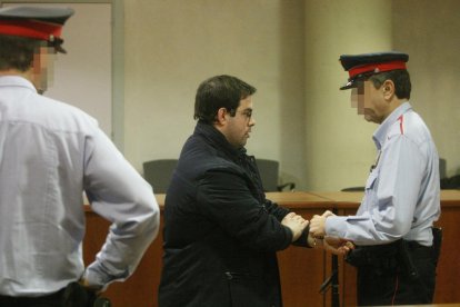 Alejandro Ruiz se sentó ayer en el banquillo de los acusados de la Audiencia Provincial en un juicio que se alargará hasta el jueves.