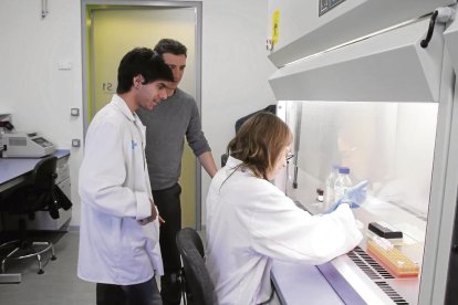 Els cinc socis que han creat l’empresa Moirai Biodesign: Núria Conde, Ivan Dotu, Salvador Duran, Amadís Pagès i Daniel Poglayen.