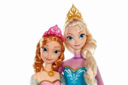 Clientes con uno de los juguetes de la temporada en un establecimiento de Cappont.