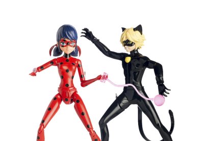 Clientes con uno de los juguetes de la temporada en un establecimiento de Cappont.