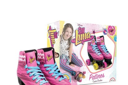 Clientes con uno de los juguetes de la temporada en un establecimiento de Cappont.