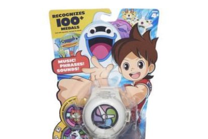 Clientes con uno de los juguetes de la temporada en un establecimiento de Cappont.