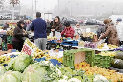 Una parada del mercat del Camp d’Esports dijous passat, més concorregut del que és habitual al coincidir en festiu.