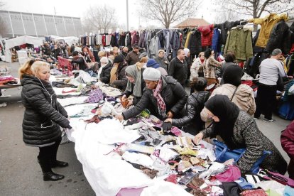 Una parada del mercat del Camp d’Esports dijous passat, més concorregut del que és habitual al coincidir en festiu.