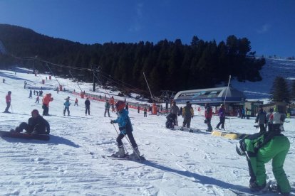 Esquiadors ahir a Baqueira, que ha obert mig centenar de pistes.