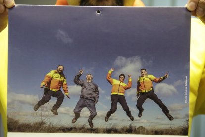 L’equip del SEM de les Borges, Albert, José Ramón i Alba, ahir amb exemplars del calendari.