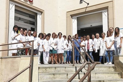 Una vintena de professionals del CAP Primer de Maig es van concentrar per exigir més recursos.