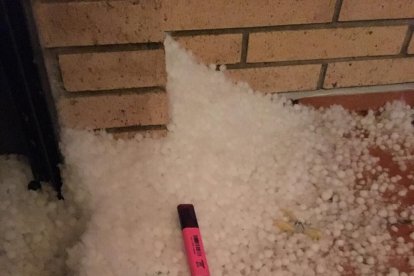 Imatges captades ahir a Almacelles i Sucs en les quals es pot apreciar que la tempesta de pedra va descarregar amb força.