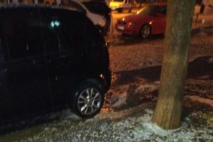 Imatges captades ahir a Almacelles i Sucs en les quals es pot apreciar que la tempesta de pedra va descarregar amb força.
