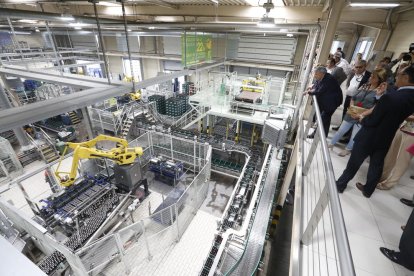 Un momento de la visita a la embotelladora, guiada por el director de la fábrica, Manuel Heredia.