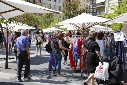 La Zona Alta celebró ayer su mercadillo de rebajas de verano, con una treintena de paradas y descuentos de hasta el 50%.