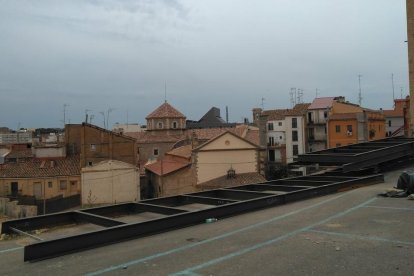 A peces ■ L’estructura de les passarel·les des de les quals es podran observar els vestigis arqueològics estan apilades al pàrquing del Seminari, al costat de la zona de l’excavació. Ben aviat es començaran a instal·lar. Una partirà d’aquest aparcament.
