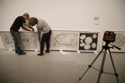 Ultimando los detalles de la Biennal Cristòfol, que se inaugurará el sábado, en la Panera.