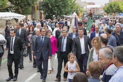 Molts pelegrins van fer els Tres Tombs a les relíquies del sant dins del santuari.