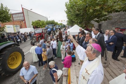 Molts pelegrins van fer els Tres Tombs a les relíquies del sant dins del santuari.