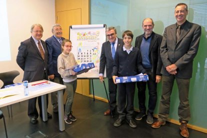 Participantes de la turronada de la gente mayor de Lleida brindaron ayer en los Camps Elisis para dar la bienvenida a las fiestas.