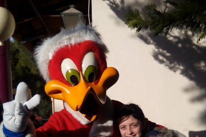 Lucía, amb la popular mascota de PortAventura Park.