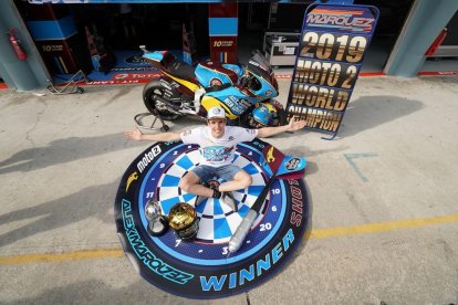 Celebración en el circuito de Sepang y a Cervera.