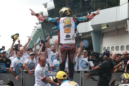 Celebración en el circuito de Sepang y a Cervera.
