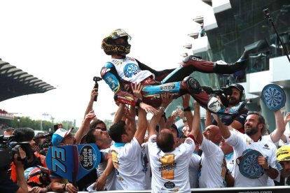 Celebración en el circuito de Sepang y a Cervera.