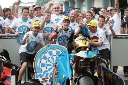 Celebración en el circuito de Sepang y a Cervera.