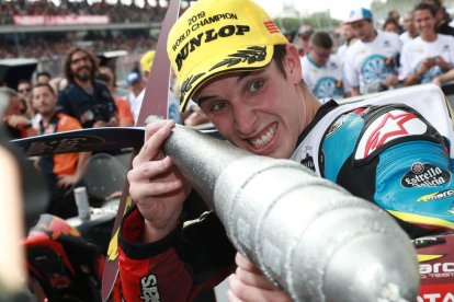 Celebración en el circuito de Sepang y a Cervera.
