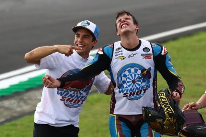 Celebración en el circuito de Sepang y a Cervera.
