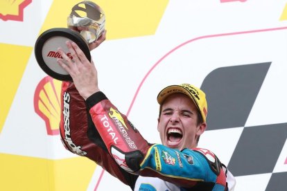 Celebración en el circuito de Sepang y a Cervera.