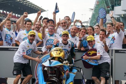 Celebración en el circuito de Sepang y a Cervera.