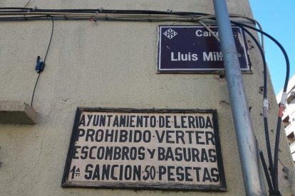 Fotos de cartells, senyals de trànsit o notificacions divertides.