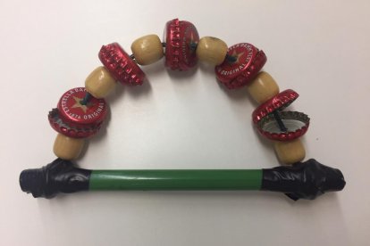Crea el teu propi instrument de música artesanalment i amb material reciclat.