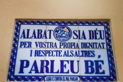 Fotos de cartells, senyals de trànsit o notificacions divertides.