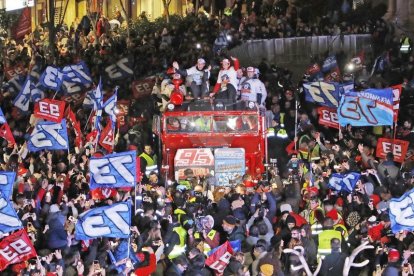 Cervera embogeix amb la celebració dels títols mundials de Marc i Àlex Márquez. Unes dotze mil persones, segons fonts municipals i de la policia local, van deixar petita la ciutat