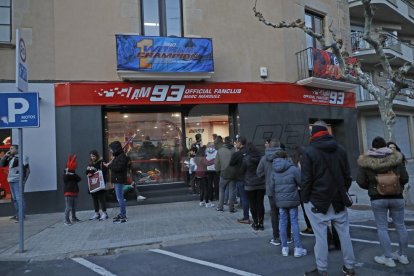 Cervera embogeix amb la celebració dels títols mundials de Marc i Àlex Márquez. Unes dotze mil persones, segons fonts municipals i de la policia local, van deixar petita la ciutat