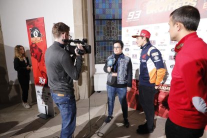 Cervera embogeix amb la celebració dels títols mundials de Marc i Àlex Márquez. Unes dotze mil persones, segons fonts municipals i de la policia local, van deixar petita la ciutat